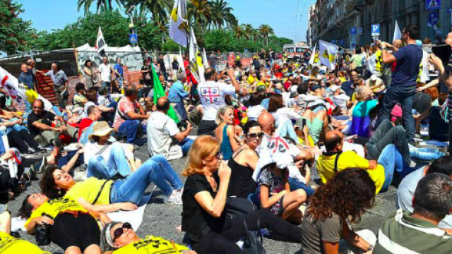 Sit-in di protesta sotto la sede della Regione Sardegna a Cagliari, contro le scorie nucleari.