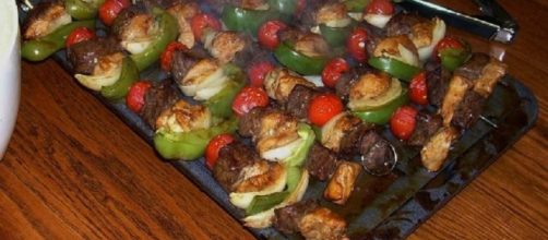 kebab skewers have both meat and veggies [image courtesy Home Cooking Secrets wikimedia commons]