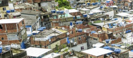 Montaña Cubierta Por Las Casas Pobres - Favela - Rio De Janeiro ... - dreamstime.com