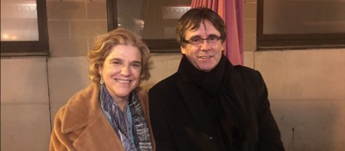Pilar Rahola twiteaba este sonriente posado junto a Puigdemont, antes de su detención en Alemania, tras una cena en Bruselas (RaholaOficial)