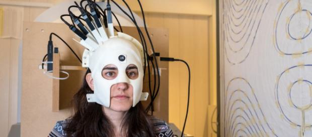 Científicos han diseñado un casco equipado con escáneres sensibles que podrían controlar la actividad de las neuronas Científicos han diseñado un casco equipado con escáneres sensibles que podrían controlar la actividad de las neuronas