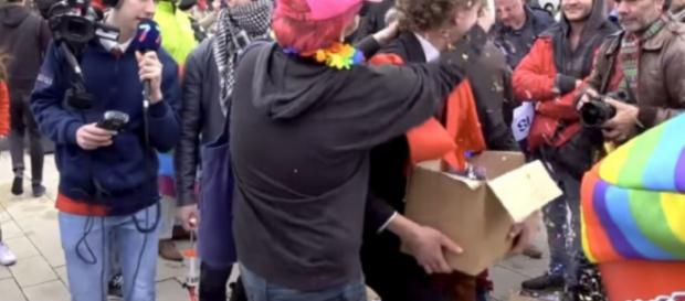 Grupo de LGBT agride cristãos em protesto Grupo de LGBT agride cristãos em protesto
