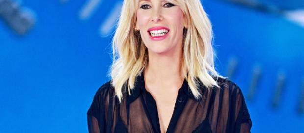 Isola dei Famosi 2018: la moglie di Bonolis contro Striscia Isola dei Famosi 2018: la moglie di Bonolis contro Striscia