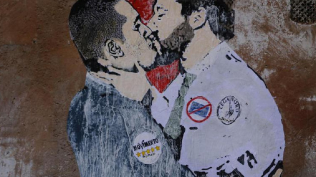 Bacio tra Salvini e Di Maio: il murale &egrave; apparso nel centro di Roma