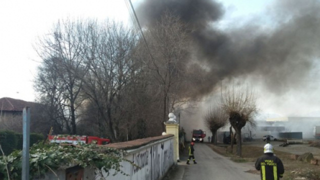 Grosso incendio a Pienezza. Sul posto intervenuti oltre quaranta vigili del fuoco