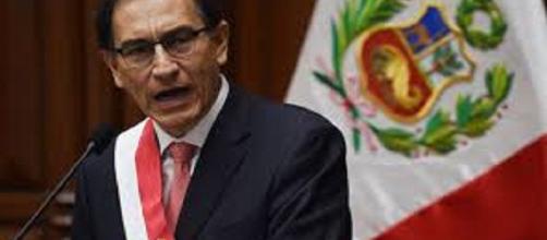 Vizcarra asume presidencia de Perú