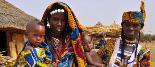 In alto, donne e bambini africani in abiti tradizionali.