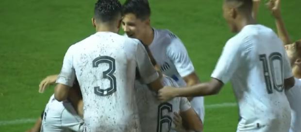Jogadores comemoram gol durante a Copa São Paulo Jogadores comemoram gol durante a Copa São Paulo