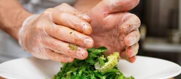 La falta de higiene es la principal causa de intoxicación alimentaria. La falta de higiene es la principal causa de intoxicación alimentaria.