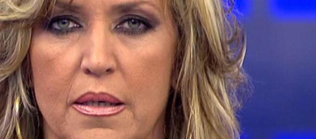 Lydia Lozano besa a Chelo García Cortés Lydia Lozano besa a Chelo García Cortés