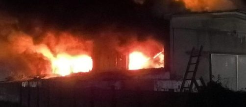 Un devastante incendio ha colpito un centro commerciale in Siberia