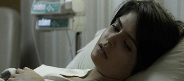 Adriana é desenganada pelos médicos em O Outro Lado do Paraíso (Foto: TV Globo) Adriana é desenganada pelos médicos em O Outro Lado do Paraíso (Foto: TV Globo)