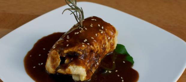 Chasseur es una salsa típica de la cocina francesa que contiene entre sus ingredientes champiñones cortados en láminas Chasseur es una salsa típica de la cocina francesa que contiene entre sus ingredientes champiñones cortados en láminas