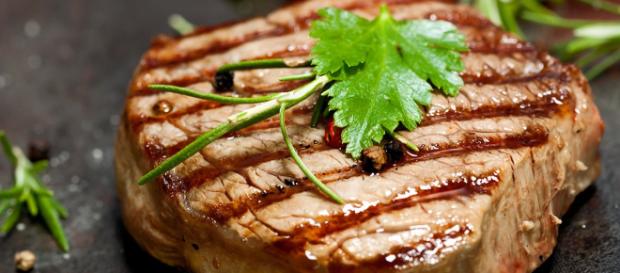 Comer carne procesada como salchichas, hamburguesas o embutidos aumenta el riesgo de sufrir cáncer Comer carne procesada como salchichas, hamburguesas o embutidos aumenta el riesgo de sufrir cáncer