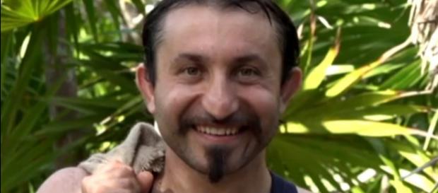 Isola dei Famosi: Simone Barbato "ringalluzzito" per una naufraga Isola dei Famosi: Simone Barbato "ringalluzzito" per una naufraga