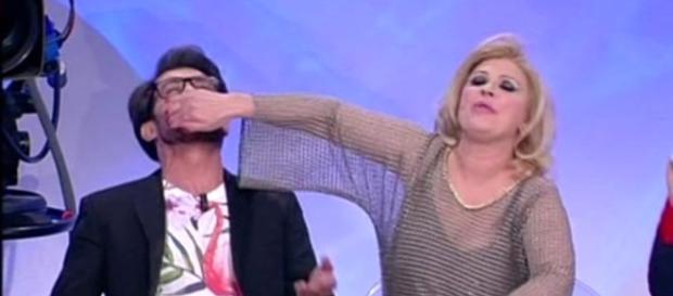 Uomini e Donne, Gianni Sperti 'litiga' con Tina Cipollari Uomini e Donne, Gianni Sperti 'litiga' con Tina Cipollari