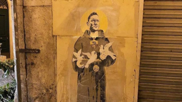 Totti come San Francesco: rimosso il murale dedicato all'ex ... - fanpage.it