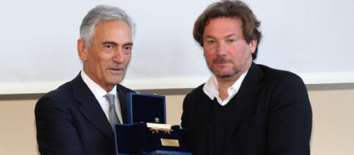 Giovanni Stroppa premiato da Gabriele Gravina, presidente della Lega Pro, con la panchina d'oro