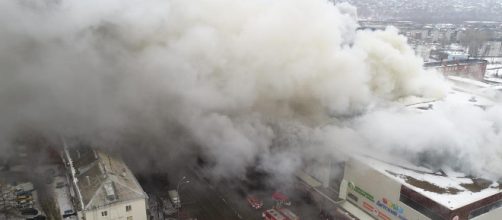 Incendio in un centro commerciale: 64 morti tra cui 41 bambini - avvenire.it