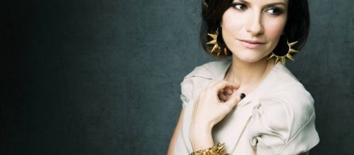 Laura Pausini in lacrime di fronte alle telecamere