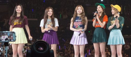 South Korean girl band Red Velvet on stage in KCON 2015 (Image credit – Clay Gilliland, Wikimedia Commons)