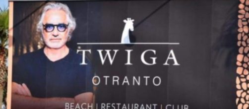 Uno dei manifesti che annunciava l'apertura del Twiga Beach.