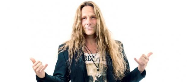 Chris Bay jest nie tylko wokalistą Freedom Call, ale także klawiszowcem i gitarzystą (mat. prasowe) Chris Bay jest nie tylko wokalistą Freedom Call, ale także klawiszowcem i gitarzystą (mat. prasowe)