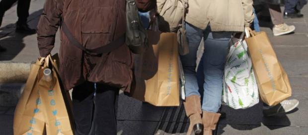 Estos 5 artículos son comúnmente comprados por personas debido a la presión de sus compañeros Estos 5 artículos son comúnmente comprados por personas debido a la presión de sus compañeros