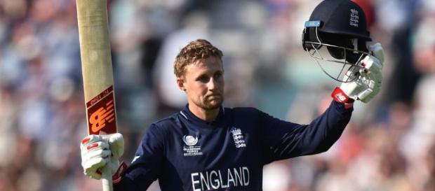 Joe Root de Inglaterra señala su 50 contra Nueva Zelanda durante el primer partido de prueba en Auckland Joe Root de Inglaterra señala su 50 contra Nueva Zelanda durante el primer partido de prueba en Auckland