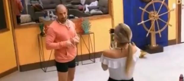 Kaysar faz gesto obsceno para Jéssica no ''BBB18'' (Captura de vídeo) Kaysar faz gesto obsceno para Jéssica no ''BBB18'' (Captura de vídeo)