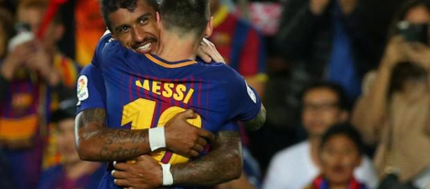 Paulinho y Lionel Messi celebrando una anotación Paulinho y Lionel Messi celebrando una anotación