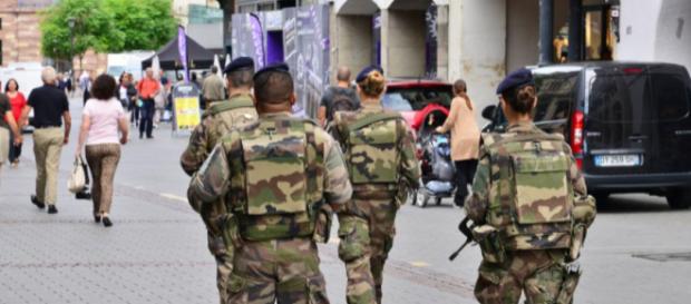 Une voiture fonce sur des militaires en plein footing en Isère - actu.fr Une voiture fonce sur des militaires en plein footing en Isère - actu.fr