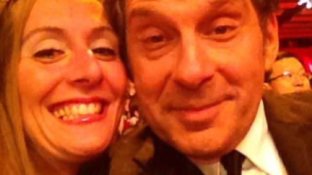 Fabrizio Frizzi in un selfie con una fan