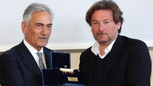 Giovanni Stroppa premiato da Gabriele Gravina, presidente della Lega Pro, con la panchina d'oro