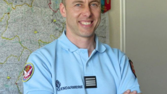 Un hommage national sera rendu à Arnaud Beltrame ce merdredi aux Invalides en présence de ses proches.
