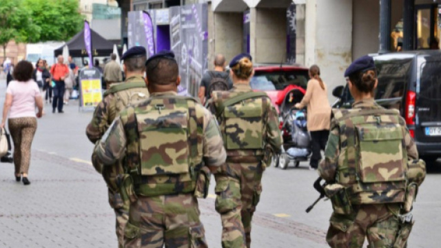 Une voiture fonce sur des militaires en plein footing en Isère - actu.fr
