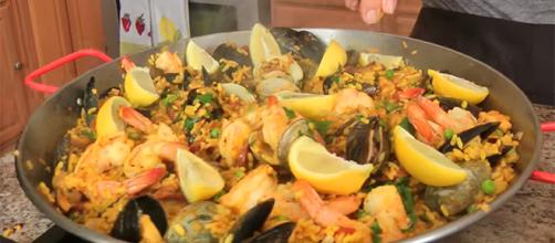 Celebrate Spanish Paella Day by whipping up one of these recipes. - [Image source: Laura in the Kitchen / YouTube screencap]