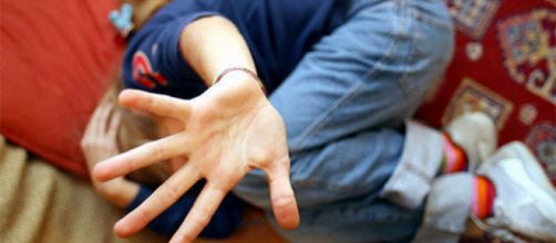 Violentava le piccole bambine della scuola.