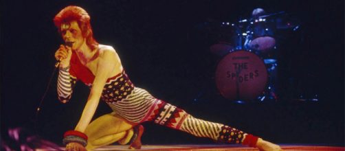 Ziggy Stardust e gli Spiders From Mars (Foto- outspokenarts.org)
