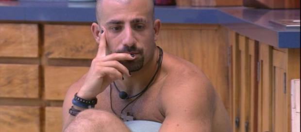 Internautas acusam Kaysar de machucar Caruso no ''BBB18'' Internautas acusam Kaysar de machucar Caruso no ''BBB18''