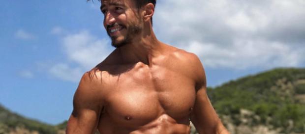 Marco Ferri all'Isola dei Famosi: è gay? Marco Ferri all'Isola dei Famosi: è gay?