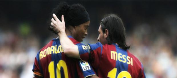 Ronaldinho e Messi jogaram juntos no Barcelona Ronaldinho e Messi jogaram juntos no Barcelona