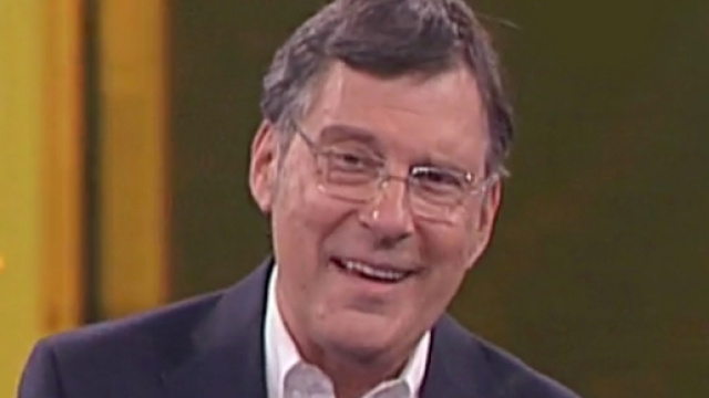 Emozione ed applausi per il ritorno di Frizzi all'Eredità - Video ... - rainews.it