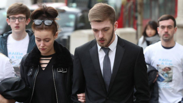 I genitori di Alfie Evans e la loro disperazione