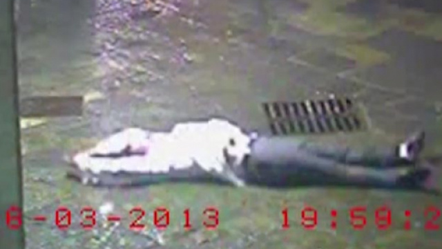 Il corpo di David Rossi appena volato dalla finestra del suo ufficio nella sede di Mps