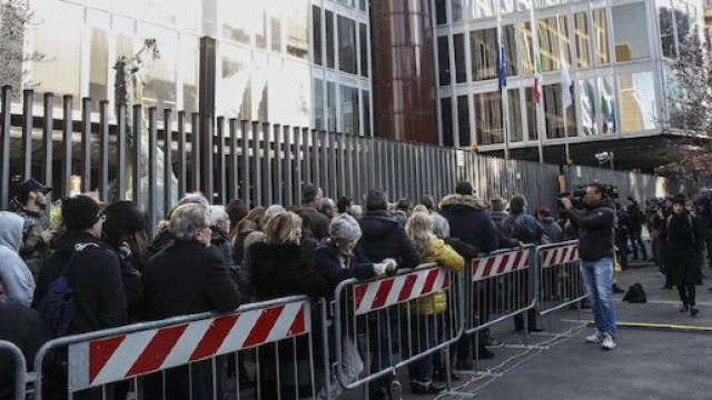 Morte Fabrizio Frizzi, folla di persone fuori la camera ardente di Viale Mazzini