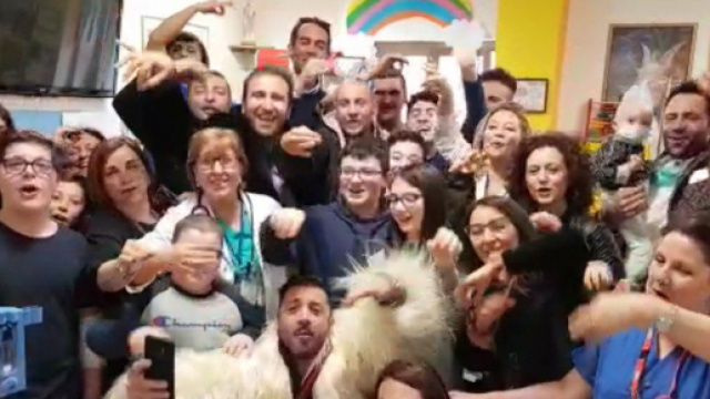 Pio e Amedeo con genitori e bambini dell'ospedale di San Giovanni Rotondo