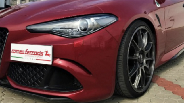 Una Alfa Romeo Giulia Quadrifoglio versione Romeo Ferraris: vista anteriore-laterale.