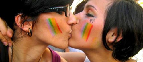 Due ragazze che si baciano, durante un pride (Fonte: ildolomiti)