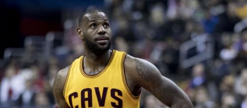 LeBron will reportedly have interest in Eastern Conference rival [Image by Keith Allison / Flickr]